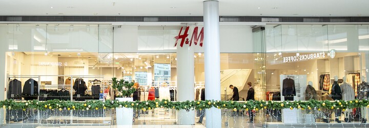 Najočakávanejšia kolekcia roka skončila v H&M sklamaním. Prišlo len 20 ľudí a stojany ostali plné (Report)