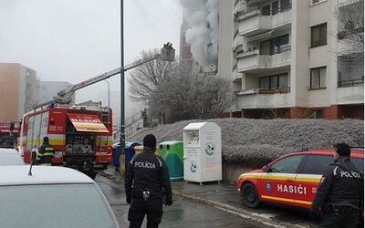 Nejprve výbuch a pak kouř: V Bratislavě kvůli požáru v bytě museli evakuovat bytovku