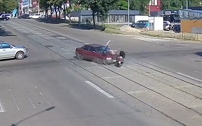 Najskôr ho zrámovalo auto, potom mu skoro vodič prešiel cez hlavu. Brutálnu nehodu z Ukrajiny delili od tragédie centimetre