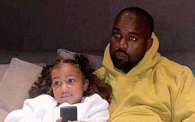 Najstaršia dcéra Kanyeho a Kim Kardashian býva radšej u otca. Pochvaľuje si, že na rozdiel od mamy žije bez ochranky