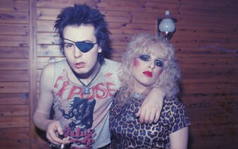 Najtragickejšia lovestory rockovej histórie: Sid Vicious priateľku údajne dobodal v hotelovej izbe, neskôr sa predávkoval heroínom