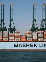 Najväčší svetový prepravca Maersk prerušuje dodávky do Ruska a na Ukrajinu a odtiaľ. Dôvodom je vplyv sankcií na svetový obchod