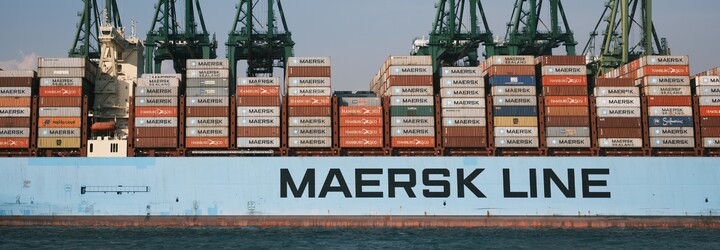 Najväčší svetový prepravca Maersk prerušuje dodávky do Ruska a na Ukrajinu a odtiaľ. Dôvodom je vplyv sankcií na svetový obchod