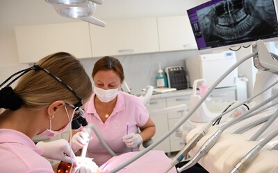 Najväčšia slovenská poisťovňa zamietla mužovi príspevok na zuby, pretože ho predtým nevyšetril urológ