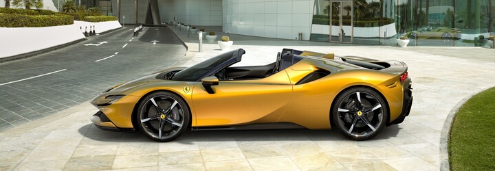 Nejvýkonnější a nejrychlejší silniční Ferrari přišlo o střechu. Plug-in hybrid SF90 Spider má 1 000 koní