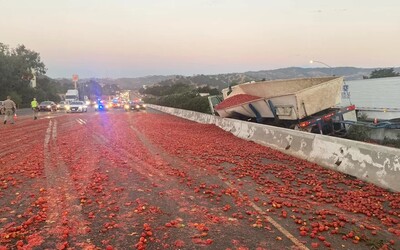 Náklaďák vysypal 150 tisíc rajčat, na dálnici se kvůli tomu vybouralo sedm aut