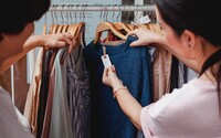 Nakupuj oblečenie s rozumom: Tu je 5 vecí, do ktorých sa oplatí investovať, a 5, na ktoré nemíňaj zbytočne veľa peňazí