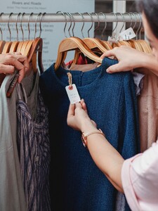 Nakupuj oblečenie s rozumom: Tu je 5 vecí, do ktorých sa oplatí investovať, a 5, na ktoré nemíňaj zbytočne veľa peňazí