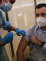 Naše vakcína dokáže ukončit celou pandemii, prohlásil šéf firmy BioNTech. První pacienti ji mají dostat v prosinci