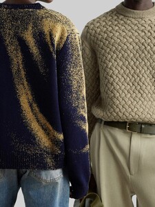 Nastal čas vlněných svetrů. Vybrali jsme nejlepší modely pro muže, které koupíš i za méně než 2 000 korun