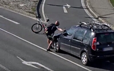 Nasupený cyklista v Ostravě utrhl troubícímu řidiči stěrač a rozbil mu přední sklo