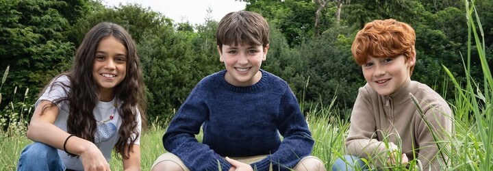 Natáčení seriálu o Harrym Potterovi začalo. HBO zveřejnila fotky Harryho v uniformě