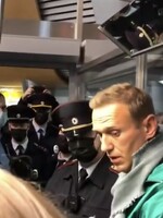 Navalný se vrátil do Ruska. Otráveného kritika Putina zatkli hned na letišti 