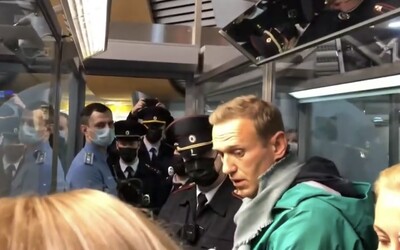 Navalný se vrátil do Ruska. Otráveného kritika Putina zatkli hned na letišti 