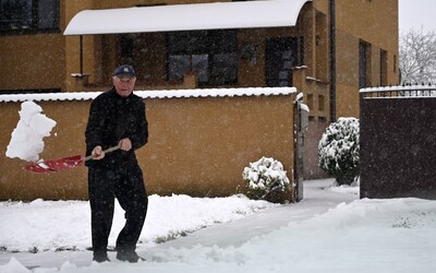 Návaly snehu na Slovensku spôsobili energetickú kalamitu. Bez elektriny je aktuálne vyše 17 000 domácností