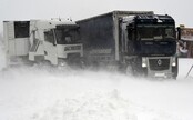 Návaly snehu spôsobili po celom Slovensku množstvo nehôd. Týmto úsekom sa určite vyhni