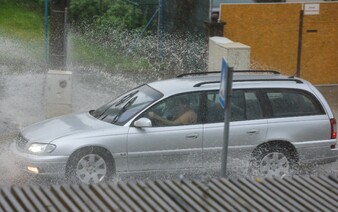 Navečer sa k nám ženú búrky s prudkým lejakom, hrozia aj krúpy. Meteorológovia vydali 1. stupeň výstrah (+ mapa)