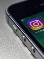 Návrh zákona bojuje proti závislosti na Instagramu. Zakáže nekonečné načítání fotek a automatické přehrávání videí