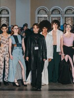 Návrhářku Danielle ovlivnilo prostředí pražských sídlišť. Její model z latexu připomíná sušené maso