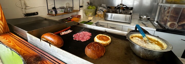 Navštívil som Melkyho streetfood s ocenením Gault&Millau. Kvalita a čerstvosť sú základom úspechu (Reportáž)