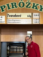 Navštívil som legendárnu prešovskú pirôžkáreň. Takto to vyzerá na mieste, kde stojí v roku 2025 jedlo 60 centov. (Reportáž)