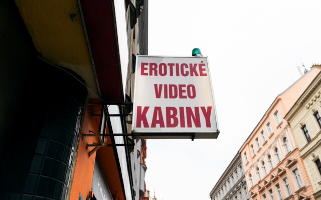 Navštívili jsme erotické videokabinky v Praze. Dýchly na nás devadesátky, cigaretový kouř a stará porno videa