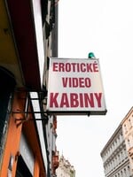 Navštívili jsme erotické videokabinky v Praze. Dýchly na nás devadesátky, cigaretový kouř a stará porno videa