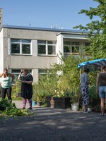 Navštívili jsme pražskou komunitní zahradu. Místní sbližuje a některým pomáhá překonat osamocení (Reportáž)