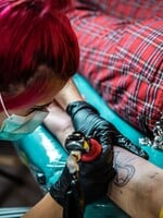 Navštívili sme 4 tetovacie štúdiá na východnom Slovensku. Frajerku pretetovávali na lebku, keď sa klient išiel oženiť s inou 