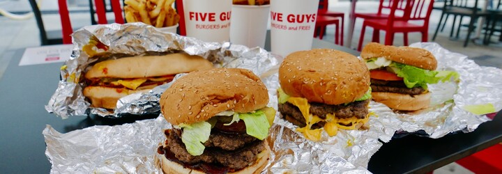 Navštívili sme Five Guys: Za menu zaplatíš štvornásobne viac ako v mekáči, a ak ti nechutí, môžeš si za to sám
