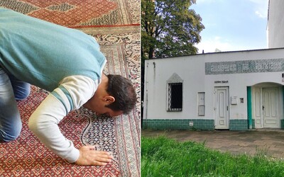 Navštívili jsme muslimy v české mešitě. Brání se extremismu a pohostí u sebe i nevěřící (Reportáž)