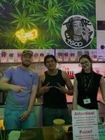 Navštívili sme nový „coffee shop“ v Bratislave. Takto vyzerá miesto, kde si môžeš kúpiť CBD a sadnúť do chill zóny