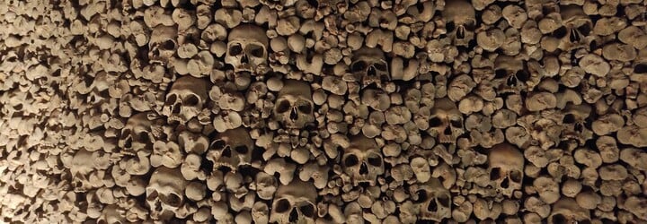 Navštívili jsme podzemní říši mrtvých s tisíci lidských kostí. Archeologové ji objevili náhodou (Reportáž)