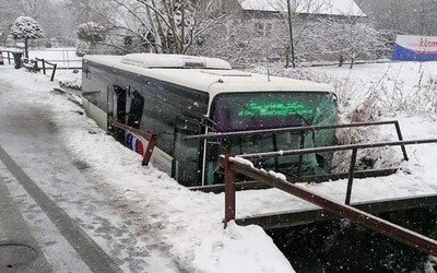 Nebezpečná nehoda pri Kremnici: Autobus skončil v potoku, hasiči vytiahli z vozidla 2 zranených