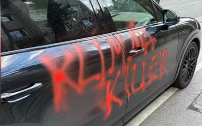 Neďaleko Bratislavy posprejovali autá radikálni aktivisti. Vandalizmom chcú poukazovať na klimatickú krízu