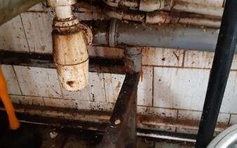 Nedopalky v přípravně zeleniny, olej vedle záchodové mísy. Podívej se, na jaký humus narazila hygiena v pražských restauracích