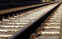 Nehoda Dolany: Vlak usmrtil ženu, provoz na trati byl přerušen