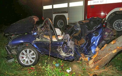 Nehoda Syrovice: Osmnáctiletý řidič nezvládl zatáčku a narazil do stromu. Na místě zemřel