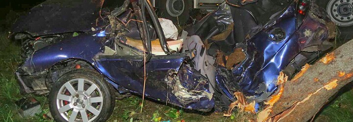 Nehoda Syrovice: Osmnáctiletý řidič nezvládl zatáčku a narazil do stromu. Na místě zemřel