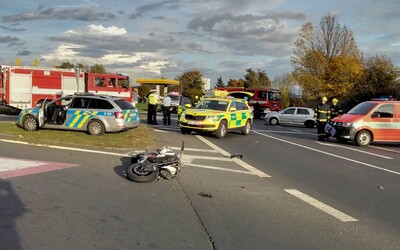 Nehoda na Chlumecku skončila smrtí motorkáře, silnice je uzavřená 