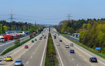 Nehoda pri Malackách. Na diaľnici D2 sa prevrátilo auto, cestári hlásia obmedzenú premávku