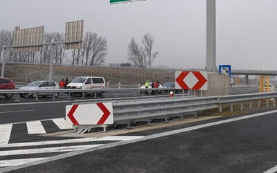 Nehoda pri Malackách. Na diaľnici D2 sa prevrátilo auto, cestári hlásia obmedzenú premávku