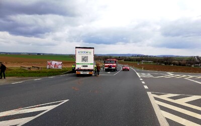 Nehoda u Čáslavi: Tragickou srážku nákladního a osobního auta nepřežili dva senioři