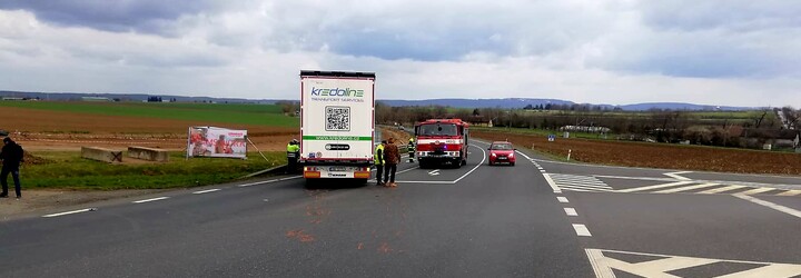 Nehoda u Čáslavi: Tragickou srážku nákladního a osobního auta nepřežili dva senioři