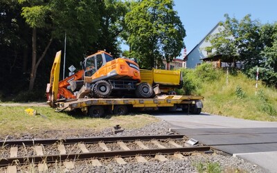 Nehoda u Liberce: 21 zraněných po srážce vlaku s nákladním autem (Aktualizováno)