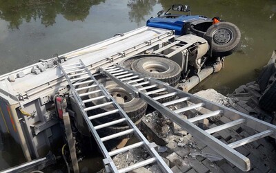 Nehoda v Poličce: Řidič nákladního vozu naboural tři auta a sjel do rybníku. Záchranářům se jej nepodařilo oživit