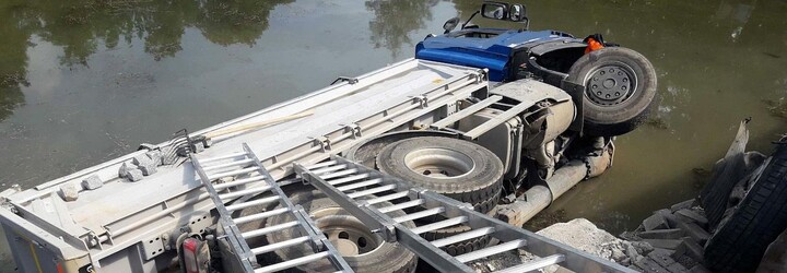 Nehoda v Poličce: Řidič nákladního vozu naboural tři auta a sjel do rybníku. Záchranářům se jej nepodařilo oživit