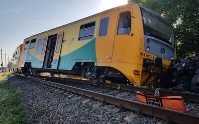 Nehoda ve Zlíně: Vlak se na přejezdu bez závor střetl s automobilem, jeden člověk zemřel