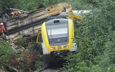 Nehoda vlaku v Nemecku si vyžiadala najmenej tri obete. Príčina tragédie sa vyšetruje