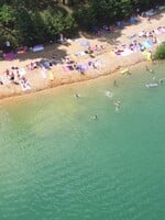 Nejčistší voda v okolí Prahy. Na těchto 4 místech najdeš písčité pláže a koupání jako u moře